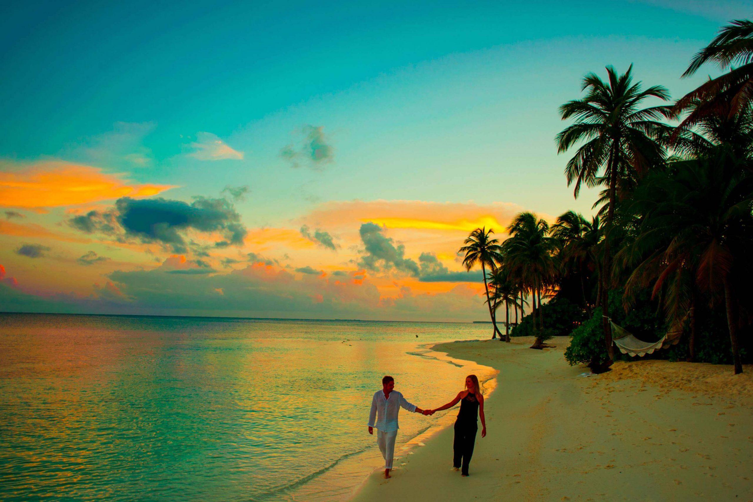 Premium Photo | Sunset beach getaway couple destination scenic, honeymoon  wallpaper. palm tree idyllic sky sea sand